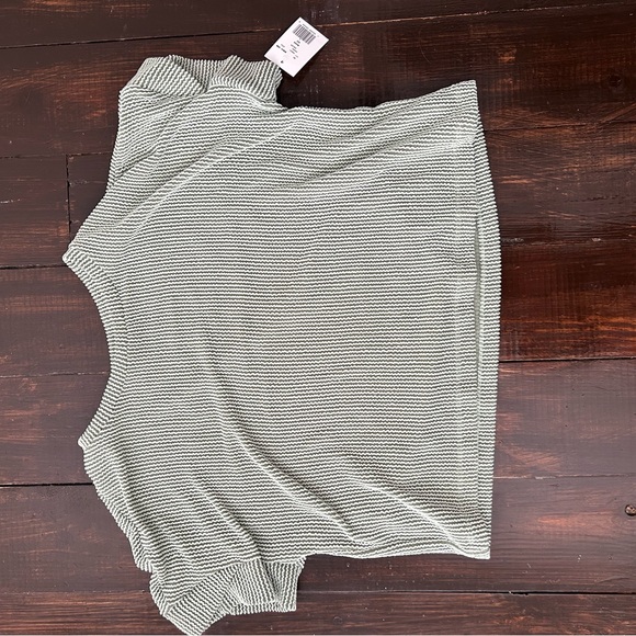 Moss fun textured top! - Picture 3 of 5